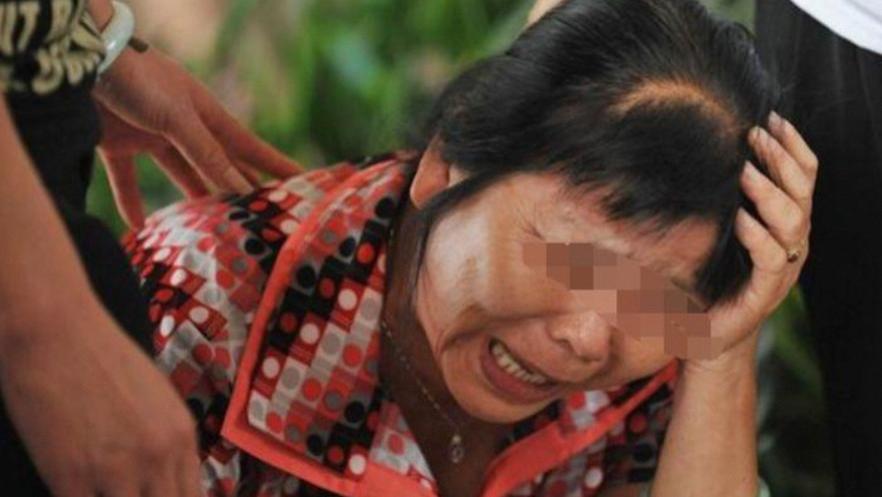 重男轻女的妈妈病重昏迷在床，她最疼爱的弟弟竟要求放弃治疗，拔掉她的氧气管……