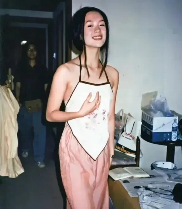 这张照片拍摄于1997年，19岁的章子怡穿着肚兜出现在宿舍内，这一幕被室友抓拍到