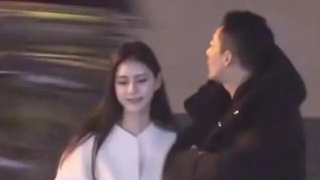 汪小菲与新女友逛街，节目口识破仍称大为老婆，网友热议。