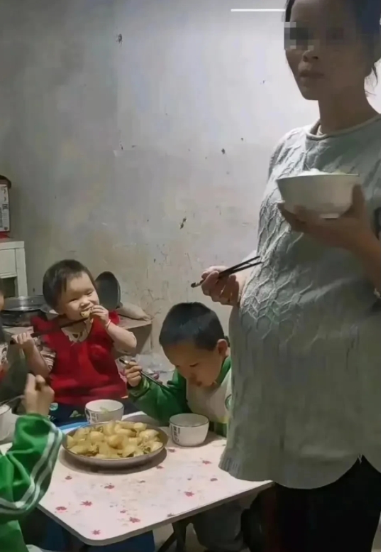 悲剧！一家六口人，只有一盘菜，

这个女的不自律，生那么多孩子，给不了他们好的生