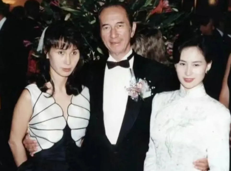 何超琼真的很有知性美，她不但是白富美，还特别有才华，如今的她也证明了，女人一旦上