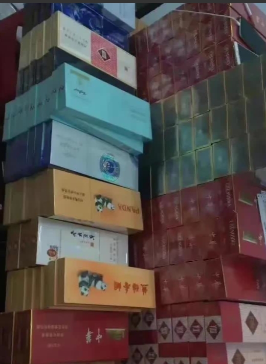 在湖北武汉，有一位男子非法囤积了18000多条香烟，结果他的香烟被烟草局没收了。