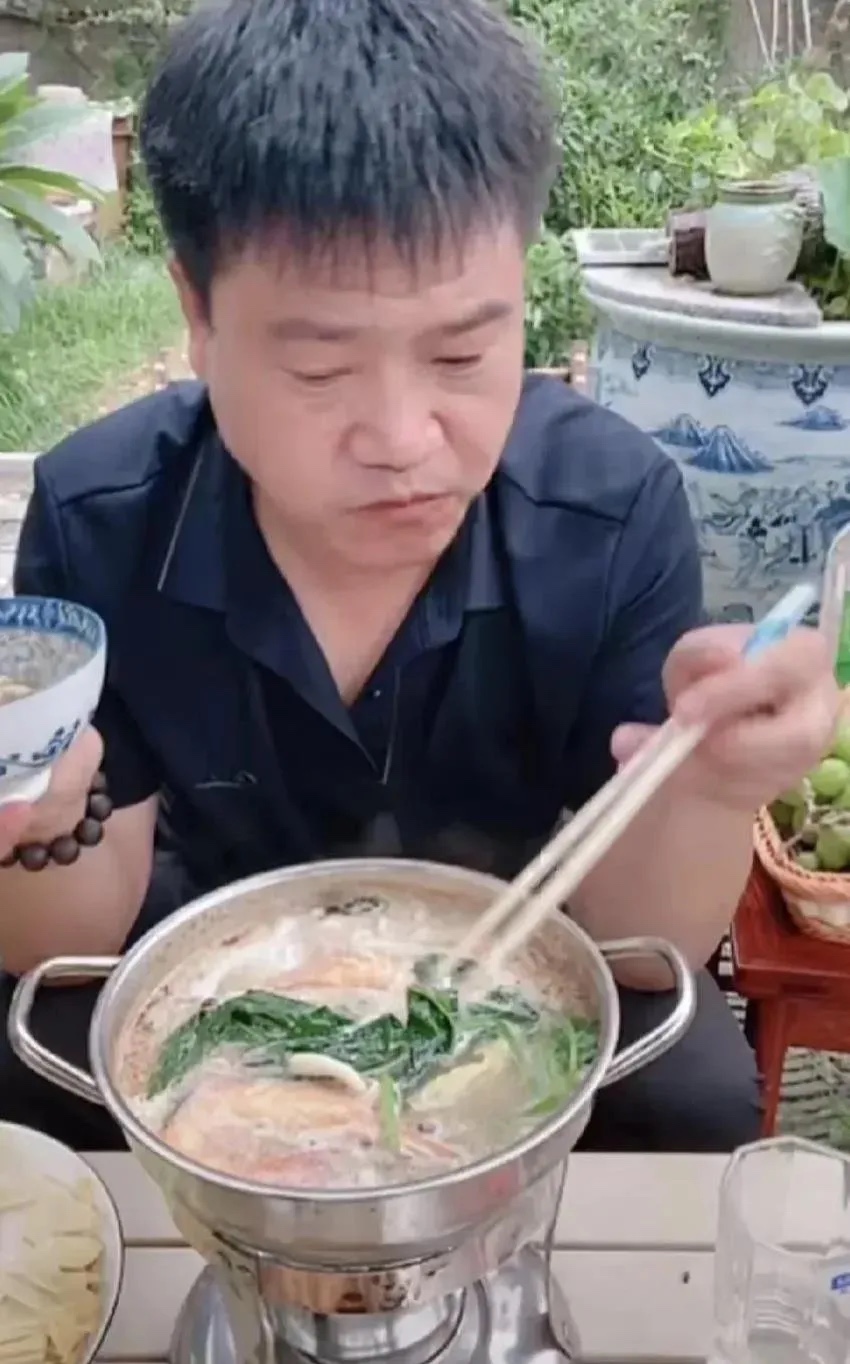 反诈老陈感到后悔，辞去了至少还算是个稳定的职位，不再需要担心失去固定的薪水。如今