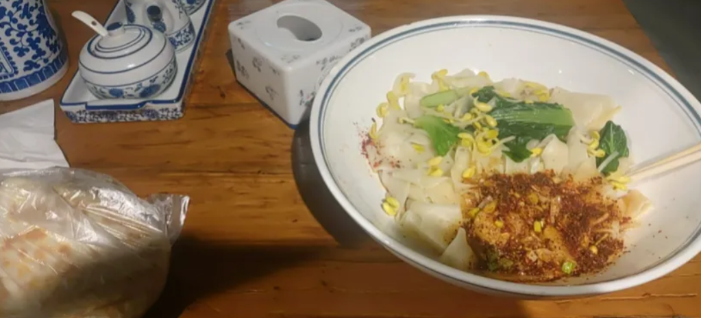 我老公出差三天了，下午我去了趟他公司，想看看老板不在，员工们都在干嘛！说白了就是