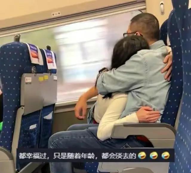 客车上的这一幕，让我突然相信了爱情。网友：十有八九是野鸳鸯！
浙江的一位乘客晒出