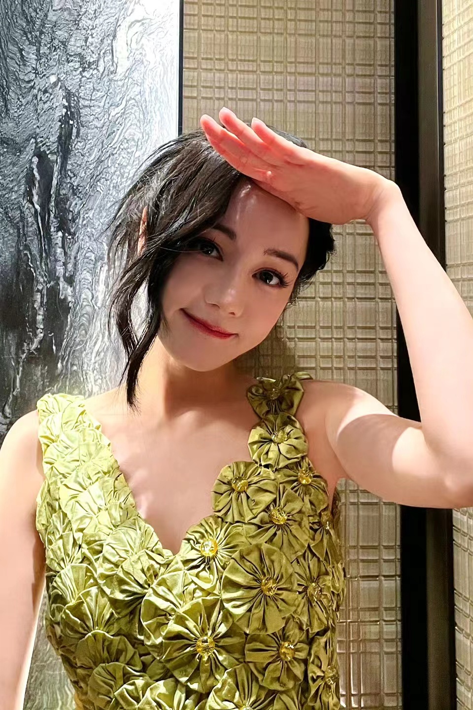 9月11日，迪丽热巴工作室分享活动花絮照。迪丽热巴穿着绿色无袖花朵裙 侧颜精致气