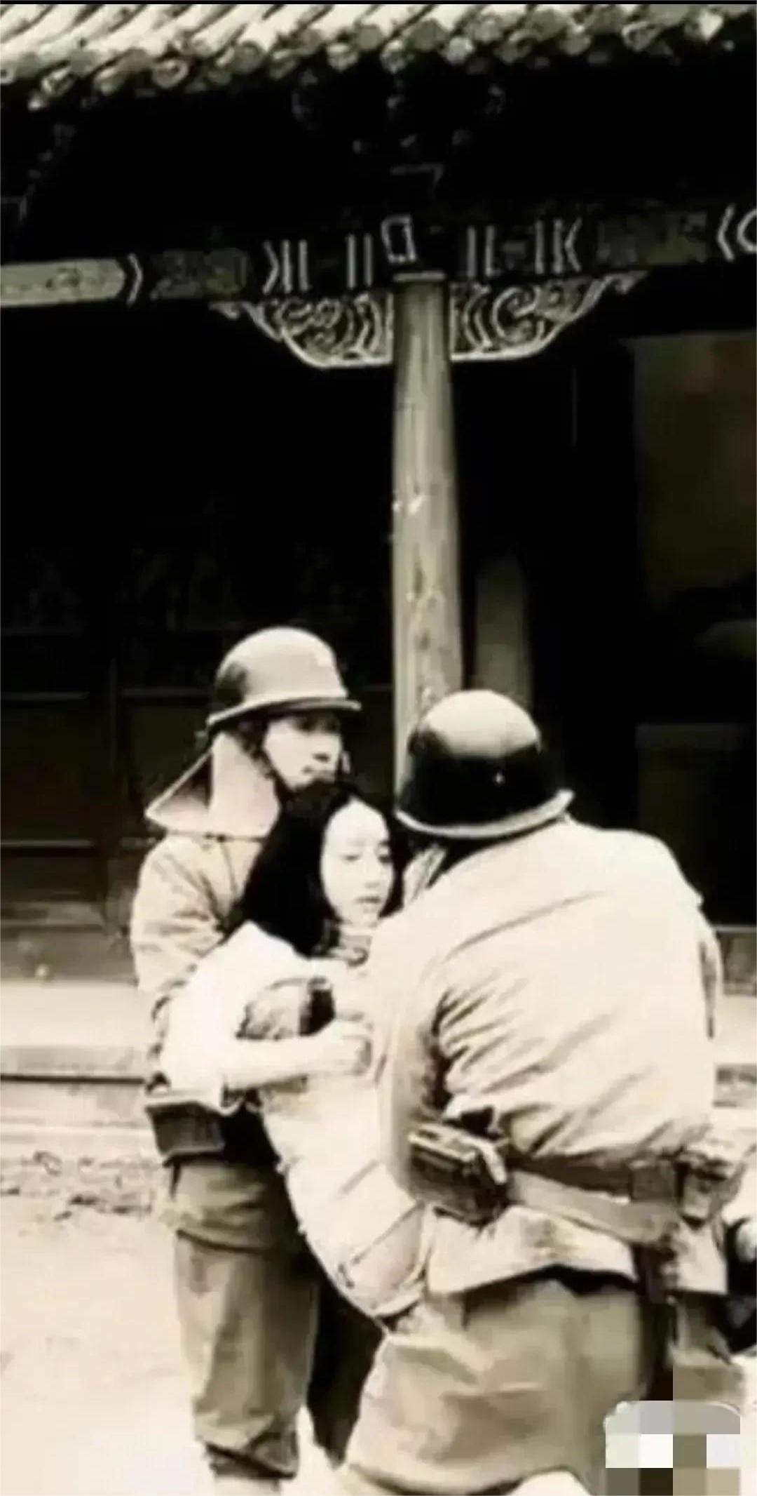 
这张照片真实保留了日本鬼子凌辱我们同胞的一瞬间，这个女孩的命运可想而知，小日本