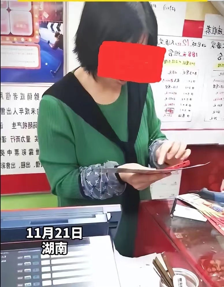 小伙现场刮出100万大奖，老板娘的一个动作引热议，网友几乎秒懂
一位网友在刮刮乐