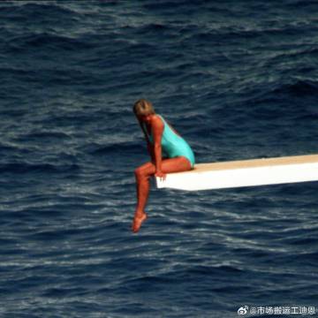 1997年8月，戴安娜王妃在意大利波托菲诺的一艘游艇上照片成为经典。同月31日，