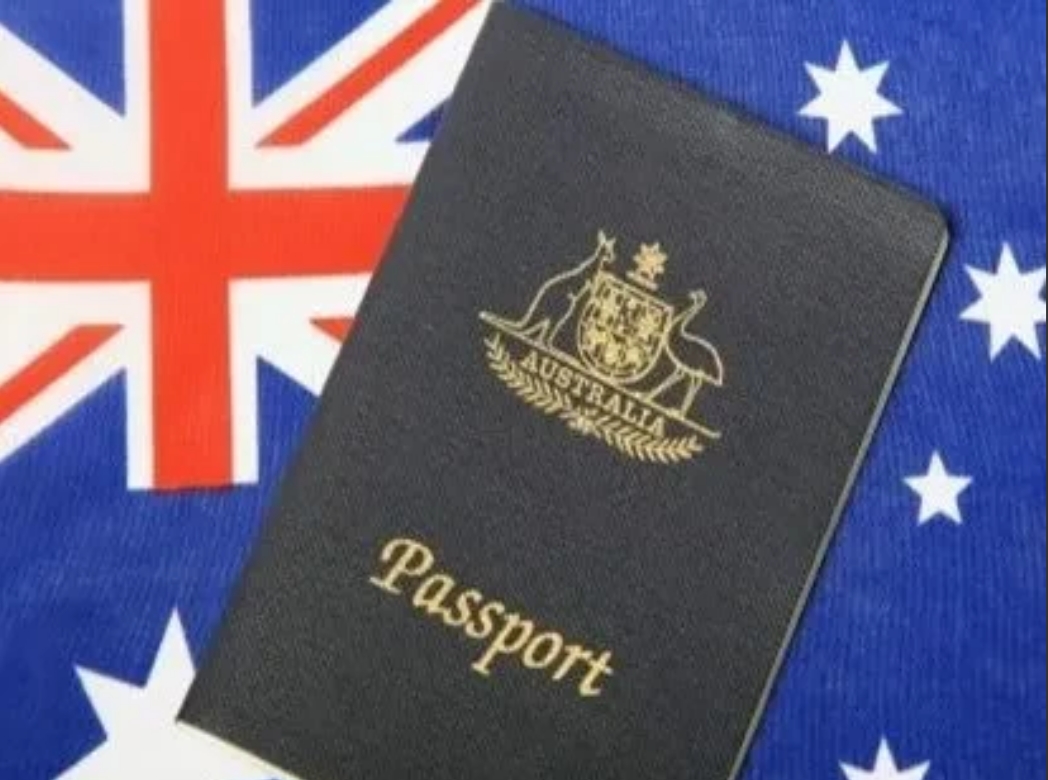 广东深圳，一女子在当地侨务办公室工作了十年，然后出国，加入澳大利亚国籍。后来女子