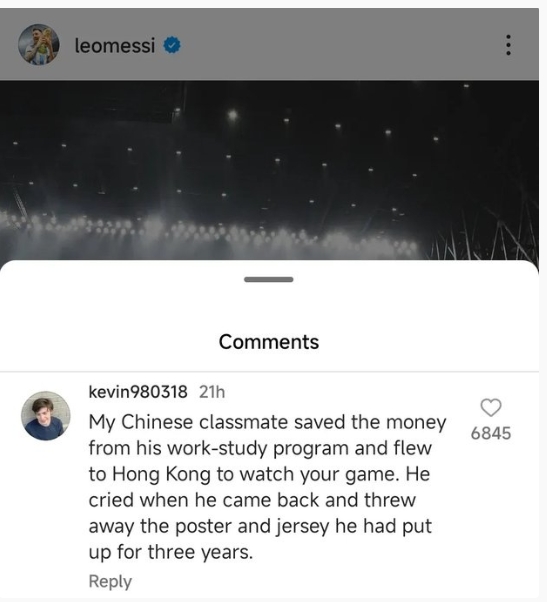有网友给梅西留言：“我的中国同学勤工俭学，用存下的钱飞到香港看你比赛。回来的时候