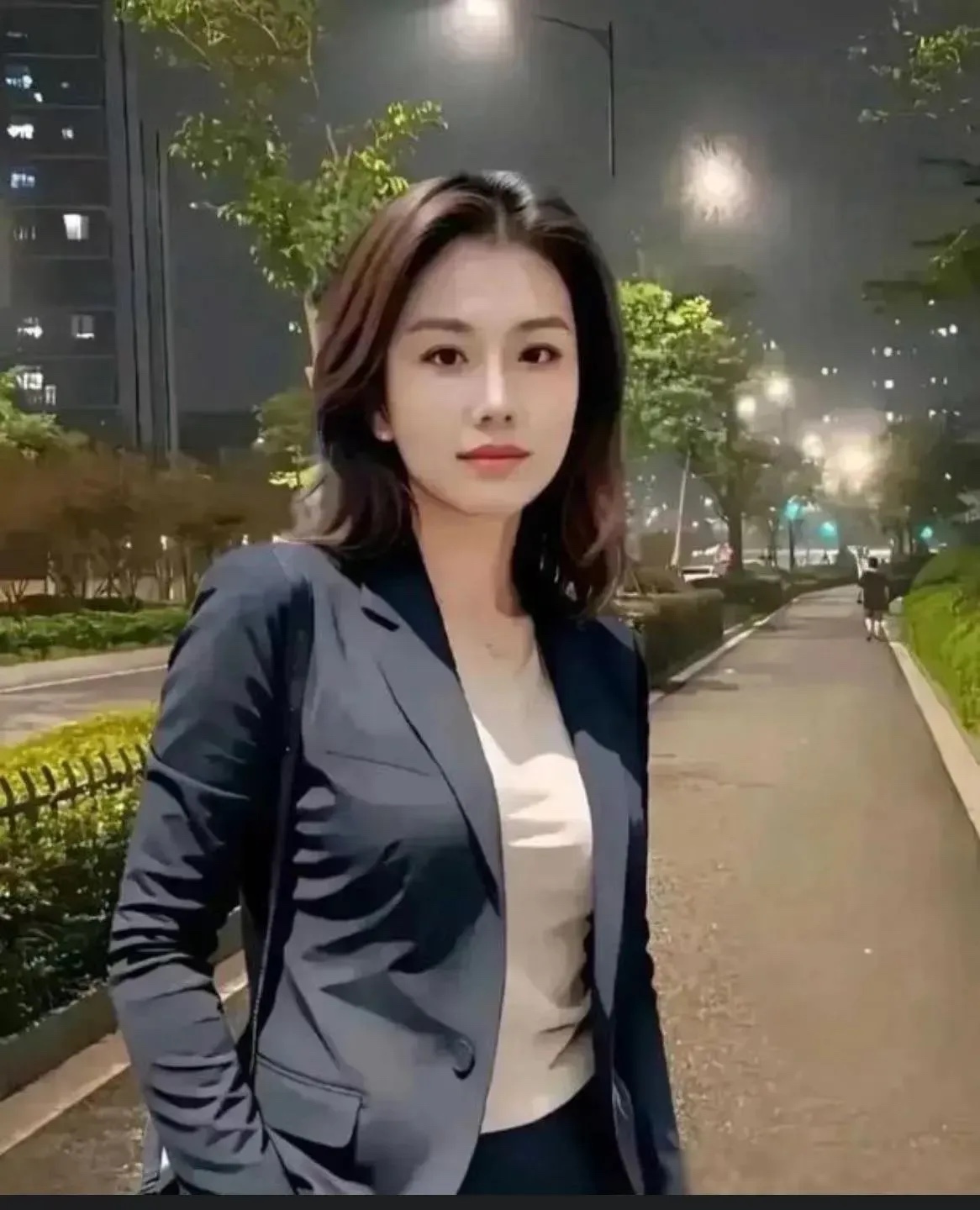 小姨子，如今已年届36，身高1.67米，体重110斤，是一位年薪超过五十万的医药