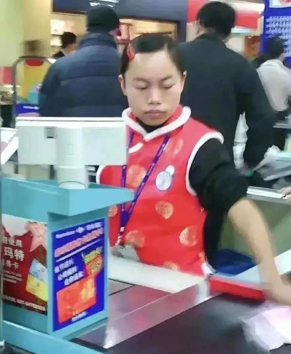 这张照片拍摄于2008年，罗玉凤在上海i家乐福超市默默地担任收银员时的留影。那时