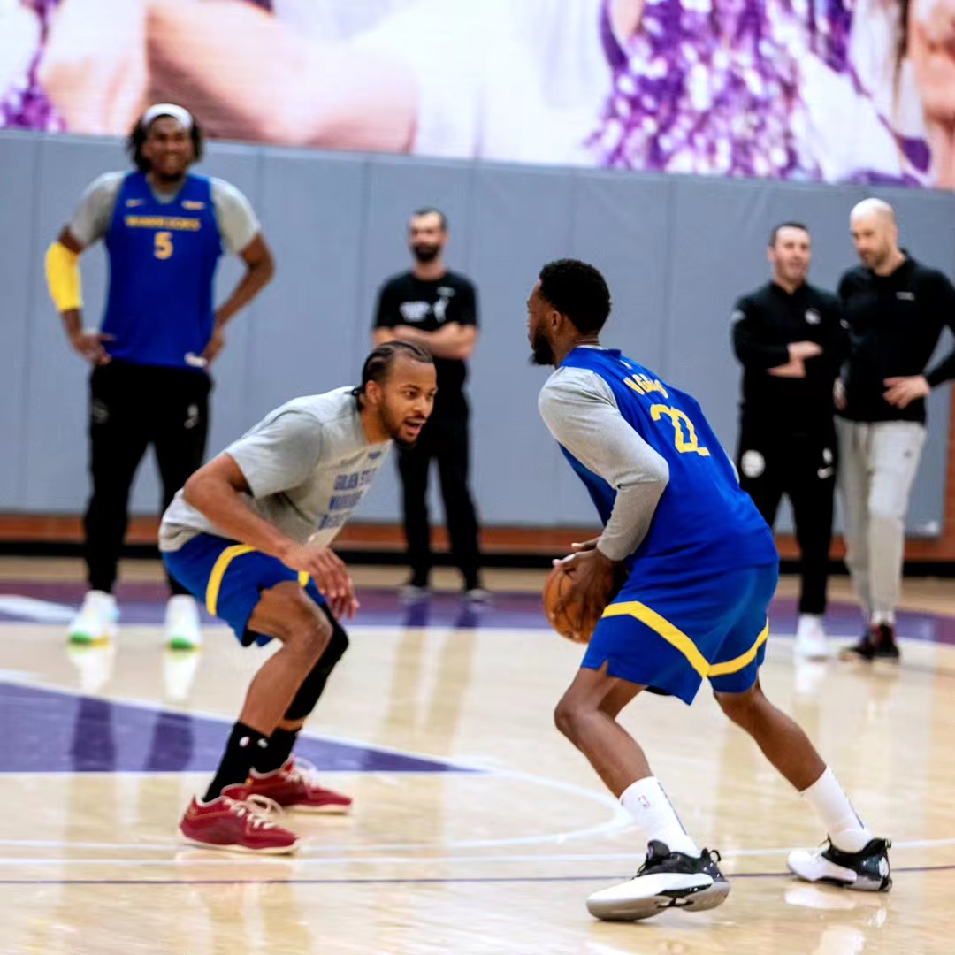 今天前NBA球员弗莱在电视节目中谈到了目前勇士队的处境，他表示勇士现在急需改变，