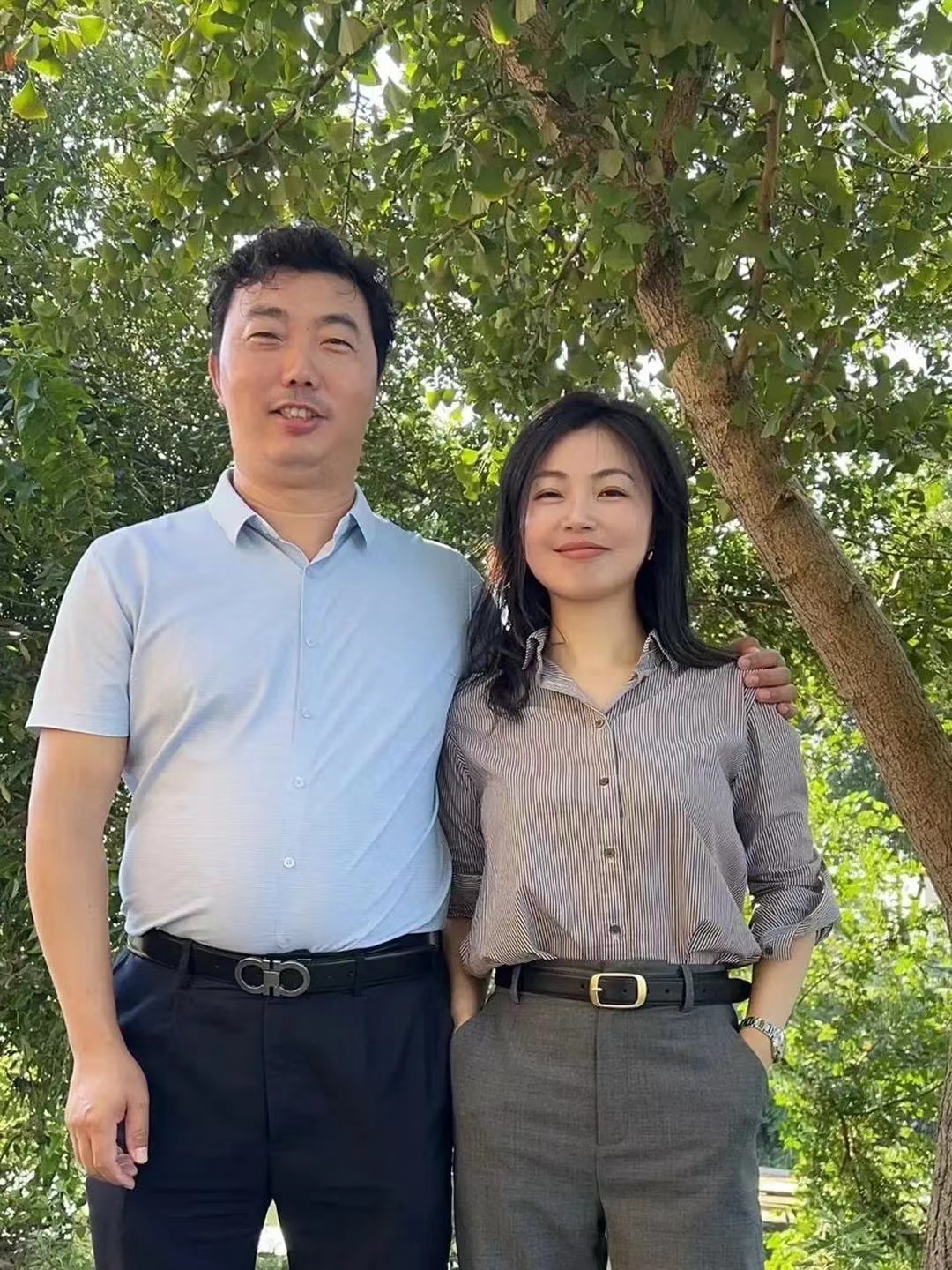 照片中的女生是我的同事，她才30岁，是我们学校的教研室副主任，也是数学组的骨干老
