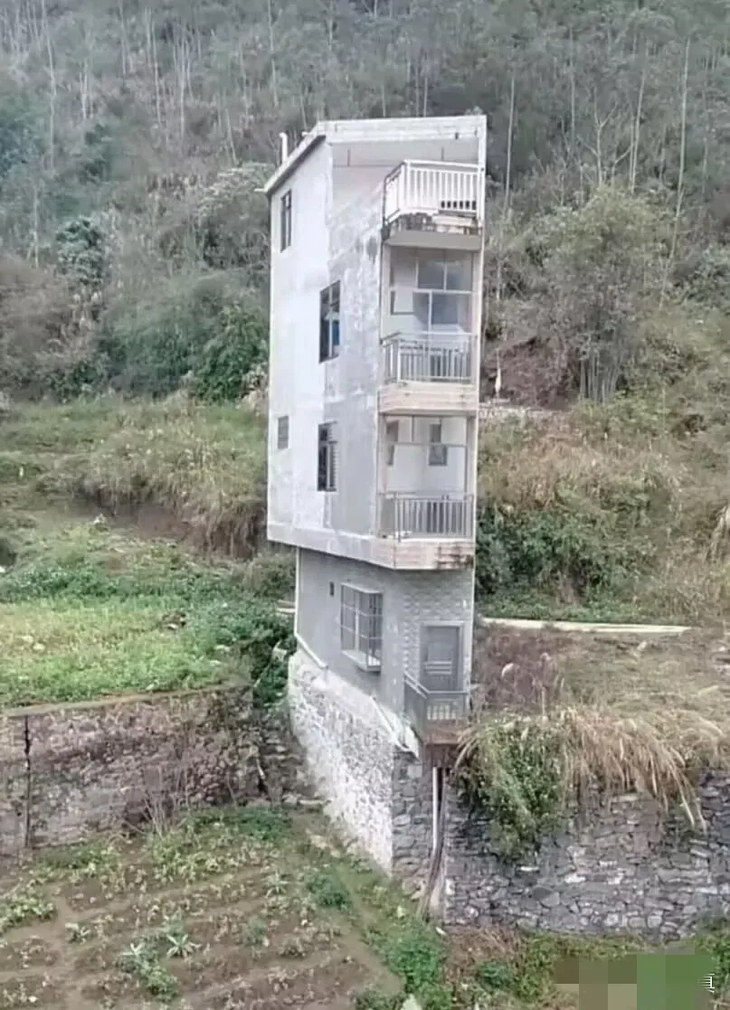 宅基地不够，只能这样建了。