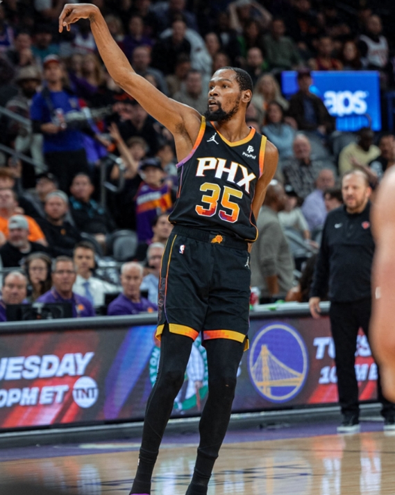 北京时间12月16日NBA常规赛继续进行，太阳主场迎战尼克斯。首节开始不久，比尔