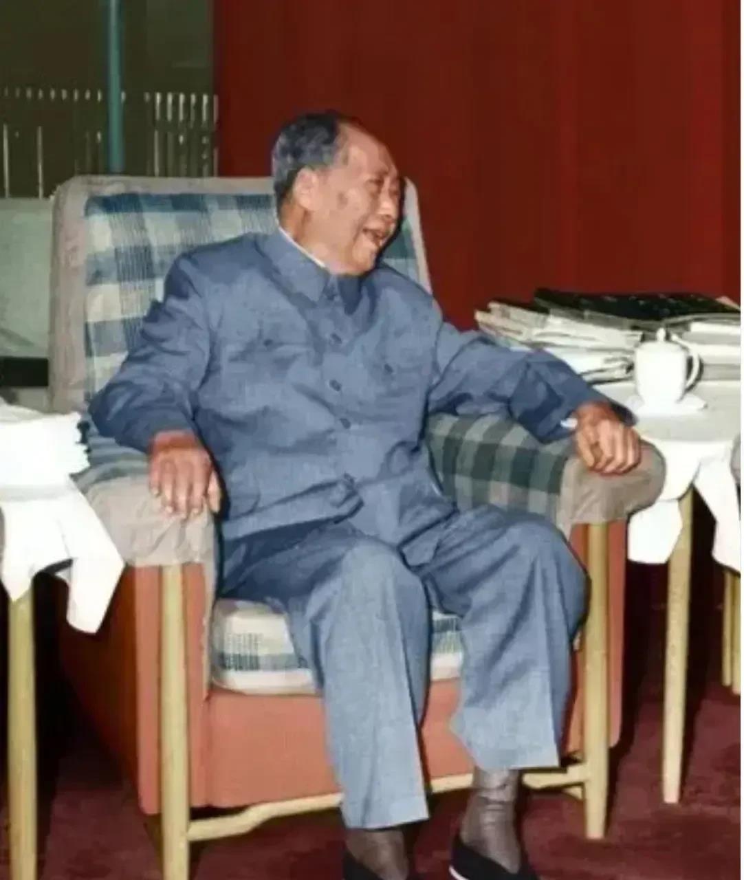 1972年，美国总统尼克松访华。当时，毛主席的双脚浮肿的很厉害，之前的鞋都穿不了