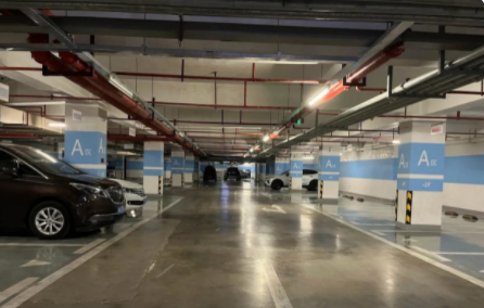 小区的地下停车位，当时开卖的时候，12万一个车位，虽然卖的贵，小区业主群里天天怨