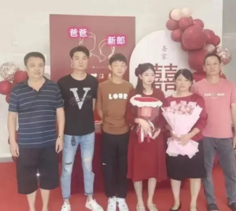 唉呀妈呀，这一对新人订婚太早了，须三思而后行啊！

某地某户人家，一对新人，家里