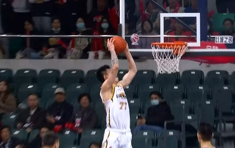 辽宁93:76广州迎取6连胜，感慨三点！
1、张镇麟越打越好，今晚怒砍30分！辽