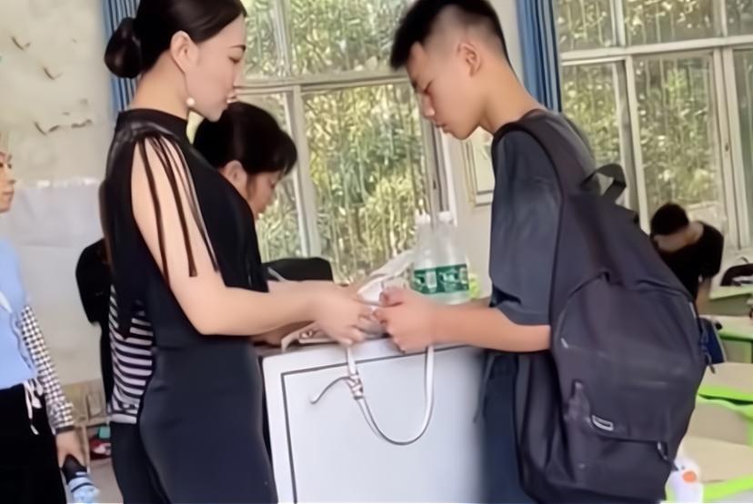 88年辣妈送儿子去校园，身段高挑颜值冷艳气质超级好，世人被美翻