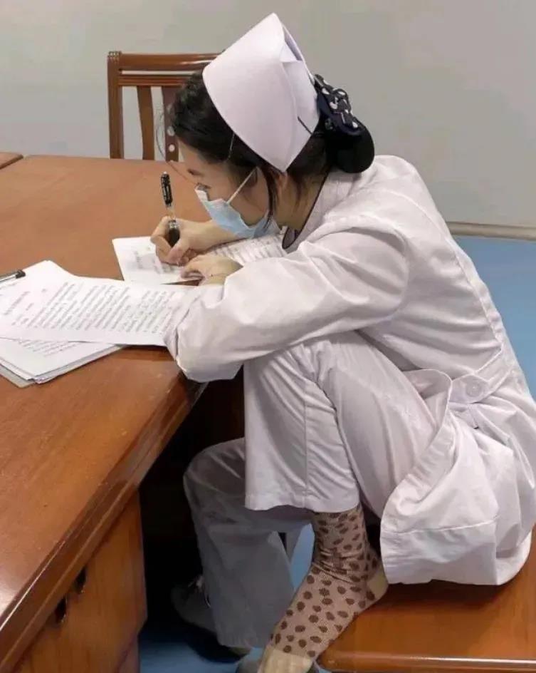 一个护士小姐姐，正在抄写病历，这一幕被摄像师抓拍到，发到网上后，引来了热议，有网
