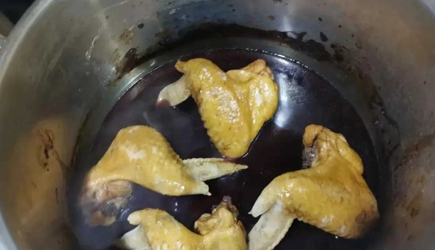 面对13岁女儿的自私行为，我深感心凉。昨晚，我为她做了四个可乐鸡翅，本想与她分享