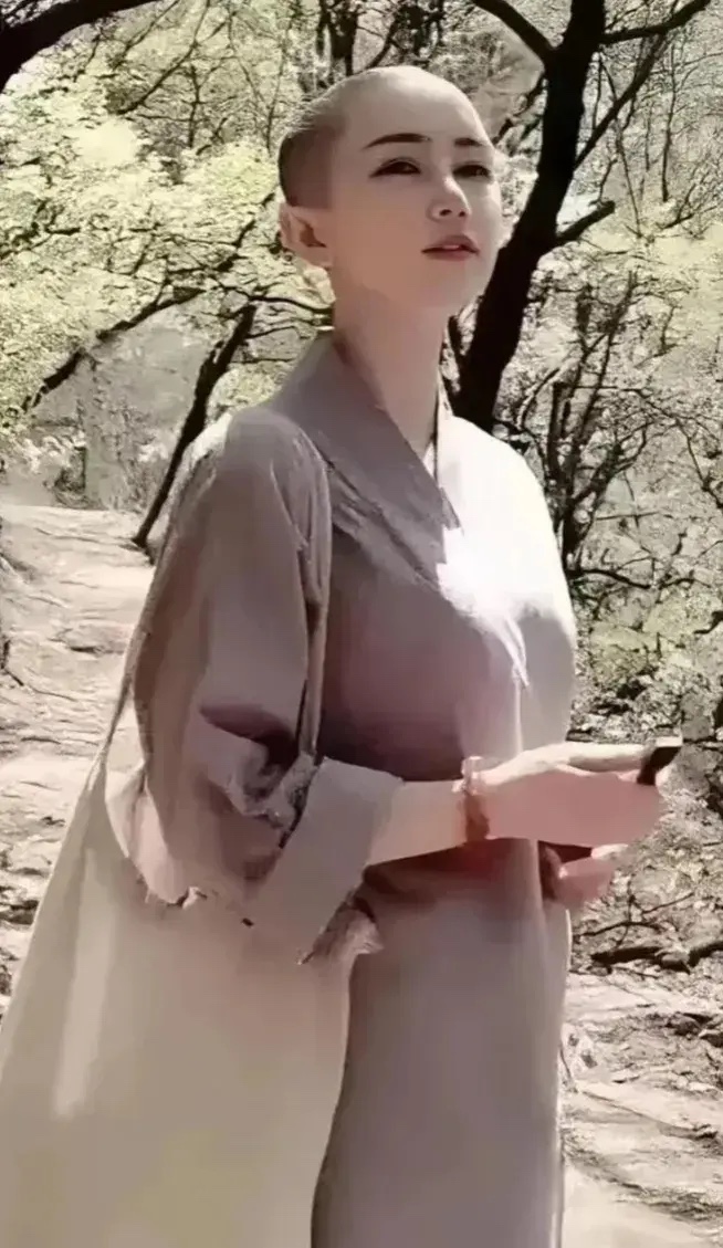真想不明白，如此清新脱俗、美丽清纯的女孩却选择遁入空门，有什么想不开的呢？

一