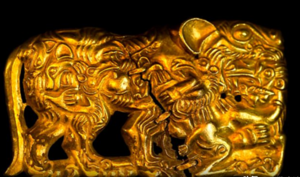 1992年，内蒙新婚妻子正在院里缝袄子，突然，外出的丈夫回来就将她往里屋拽，妻子