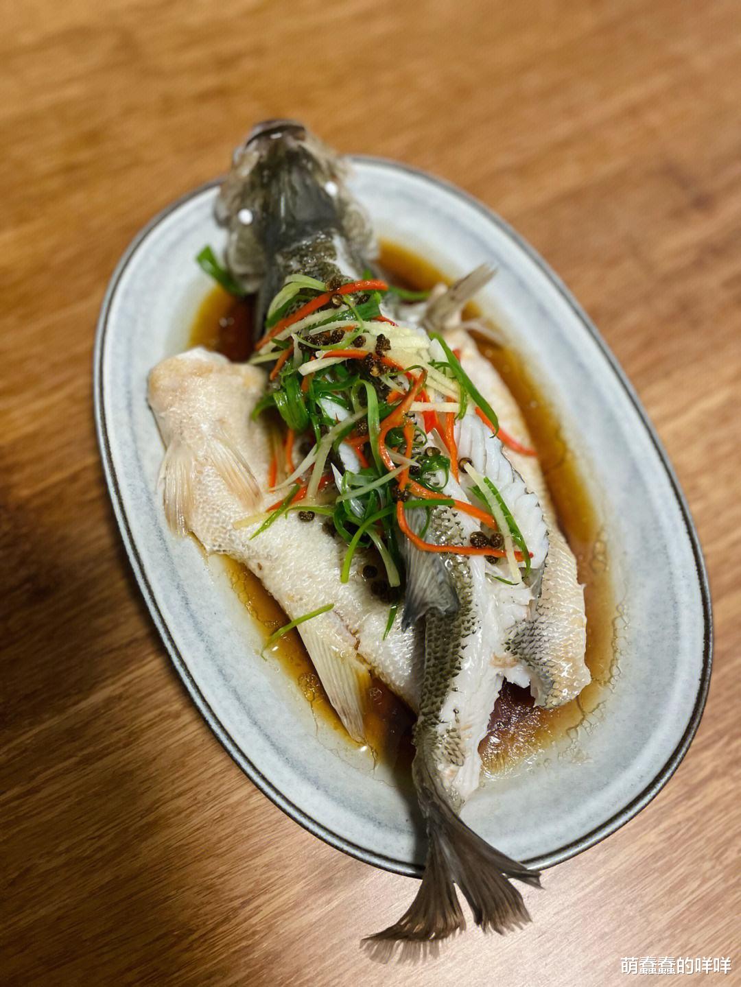 三、清蒸鲈鱼鱼肉鲜嫩，汤汁醇厚，真的是冬日里的一道佳肴。食材：鲈鱼