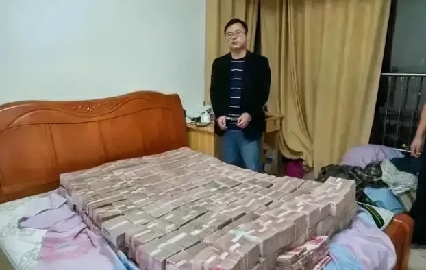满床的现金，据说这又是一个贪官的指认现场，估计肠子都悔青了吧。