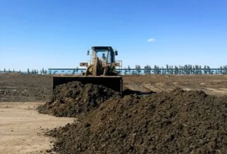 “自己家地也违法？”内蒙古通辽，一男子在自家15亩林地内晾晒牛粪，没想到被人举报