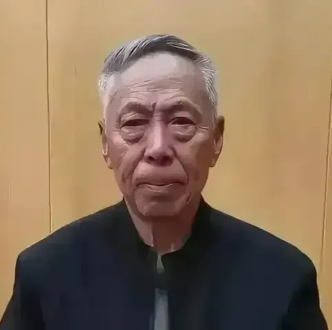 马树山首次出镜，说了三句话，耐人寻味 有人问：在看守所没有受罪吗？ 马树山老人用