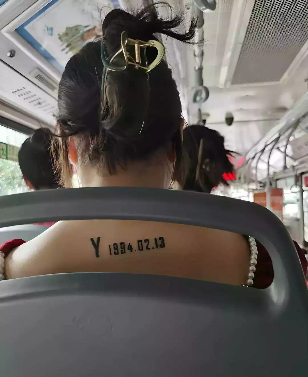 公交车上，我看到坐在我前面的女孩背上纹着一行文字……
你知道这意味着什么吗？