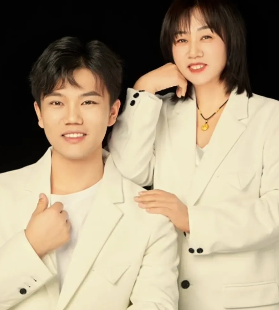 解清帅爸爸妈妈刚刚更新视频，解妈妈说着说着不由自主的笑了！解爸爸是晒出捐款单据。