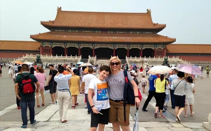 
2017年，美国富婆为了让7岁的儿子体验贫穷，带儿子到中国旅游，表示在贫穷的国