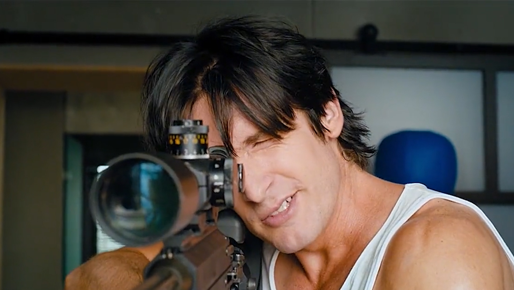 从没见过这么放荡不羁的男人，拿着八倍镜，只是为了偷看对面的美女。拔牙时勾搭牙医，