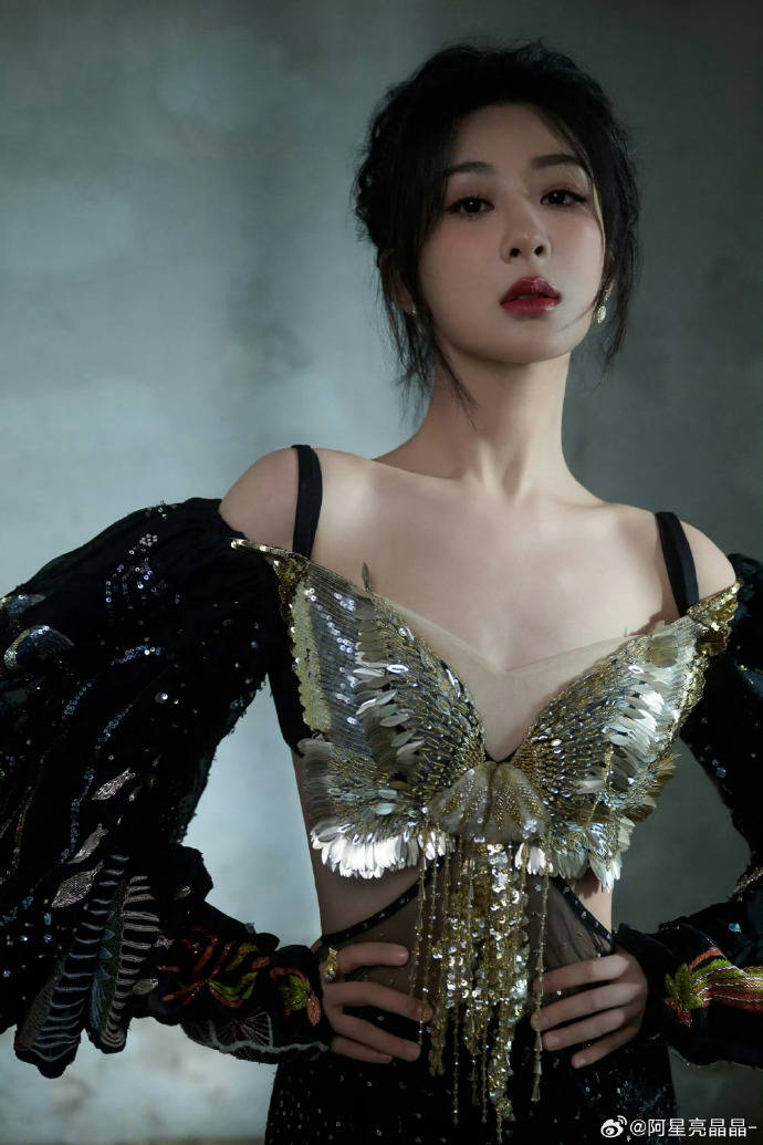 杨紫穿鎏金蝴蝶裙，性感撩人