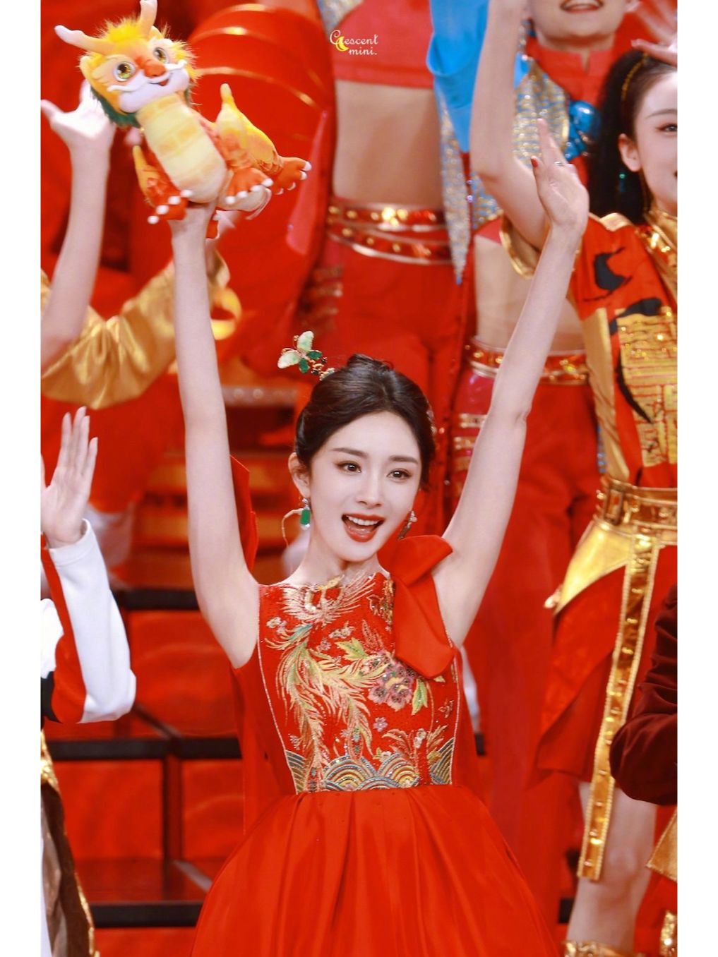 这个年大家真的很忙！
都卷死了！今年的春晚大忙人！
杨幂三台春晚
蓝盈莹一晚三个