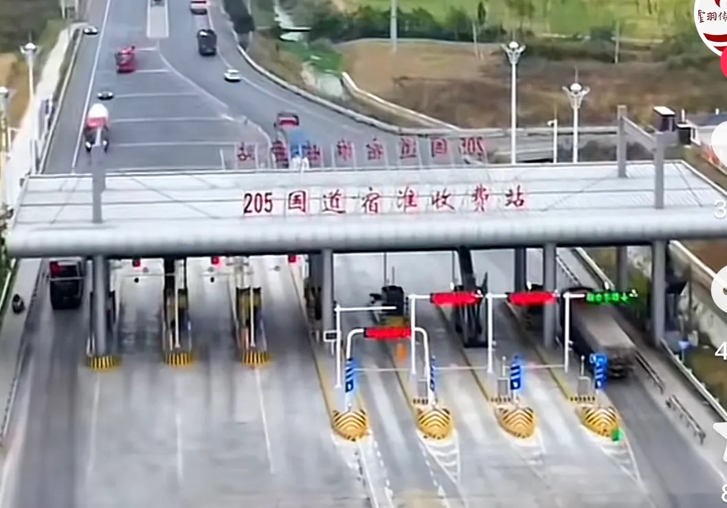 这就是大名鼎鼎的江苏205国道收费站，盖收费站耗资超过6500万，感觉有点寒酸简