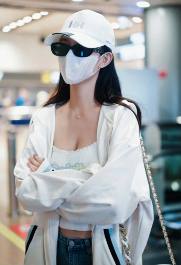 孟子义的身材真的令人惊叹，丰满均衡，堪称完美，她的外貌简直无可挑剔。
无论是哪方