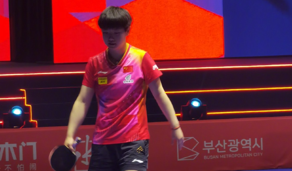 孙颖莎输球之后，马琳叉腰无奈，下场后莎莎抿嘴
国乒女团首战虽然以3-2击败印度，