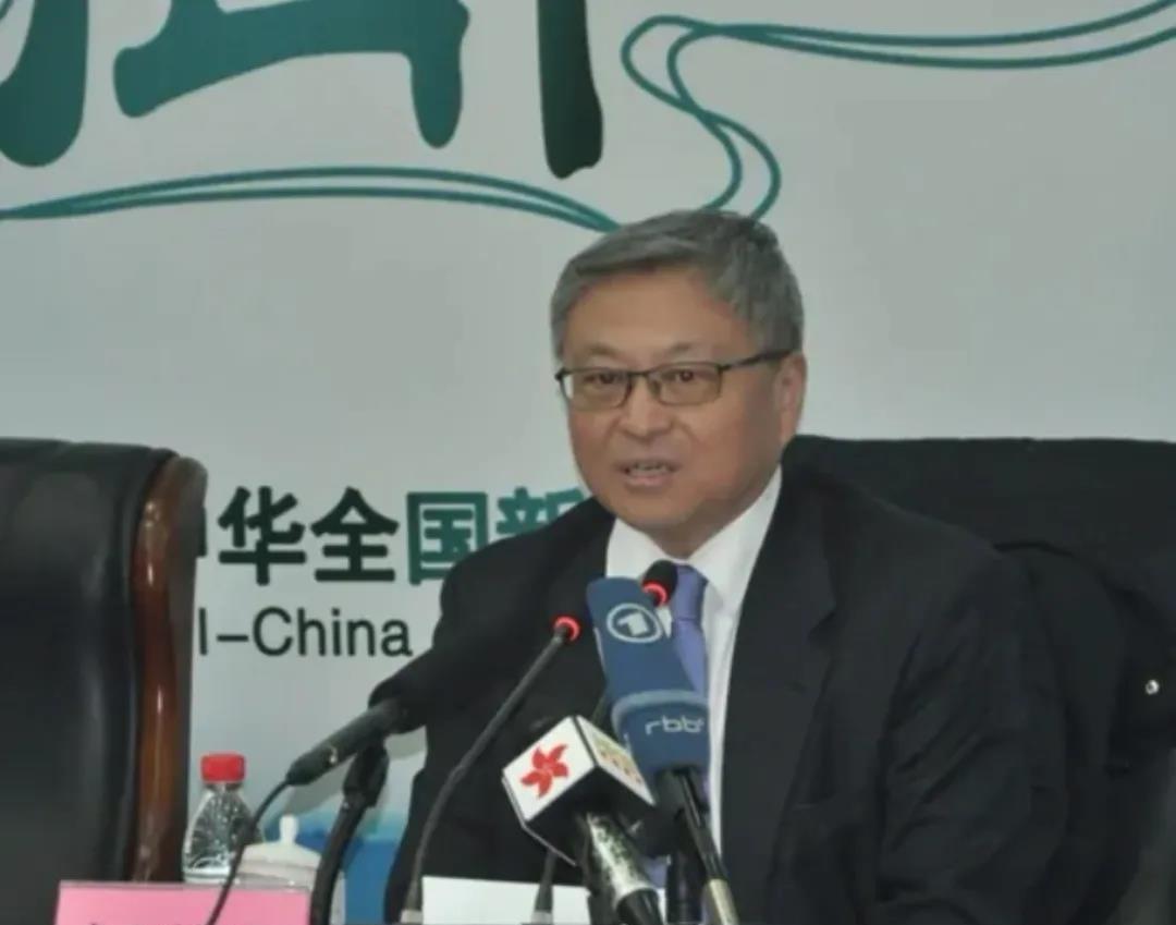 清华大学教授阎学通关于投降的观点是：维护世界和平最容易的方法就是投降，冲突的任何