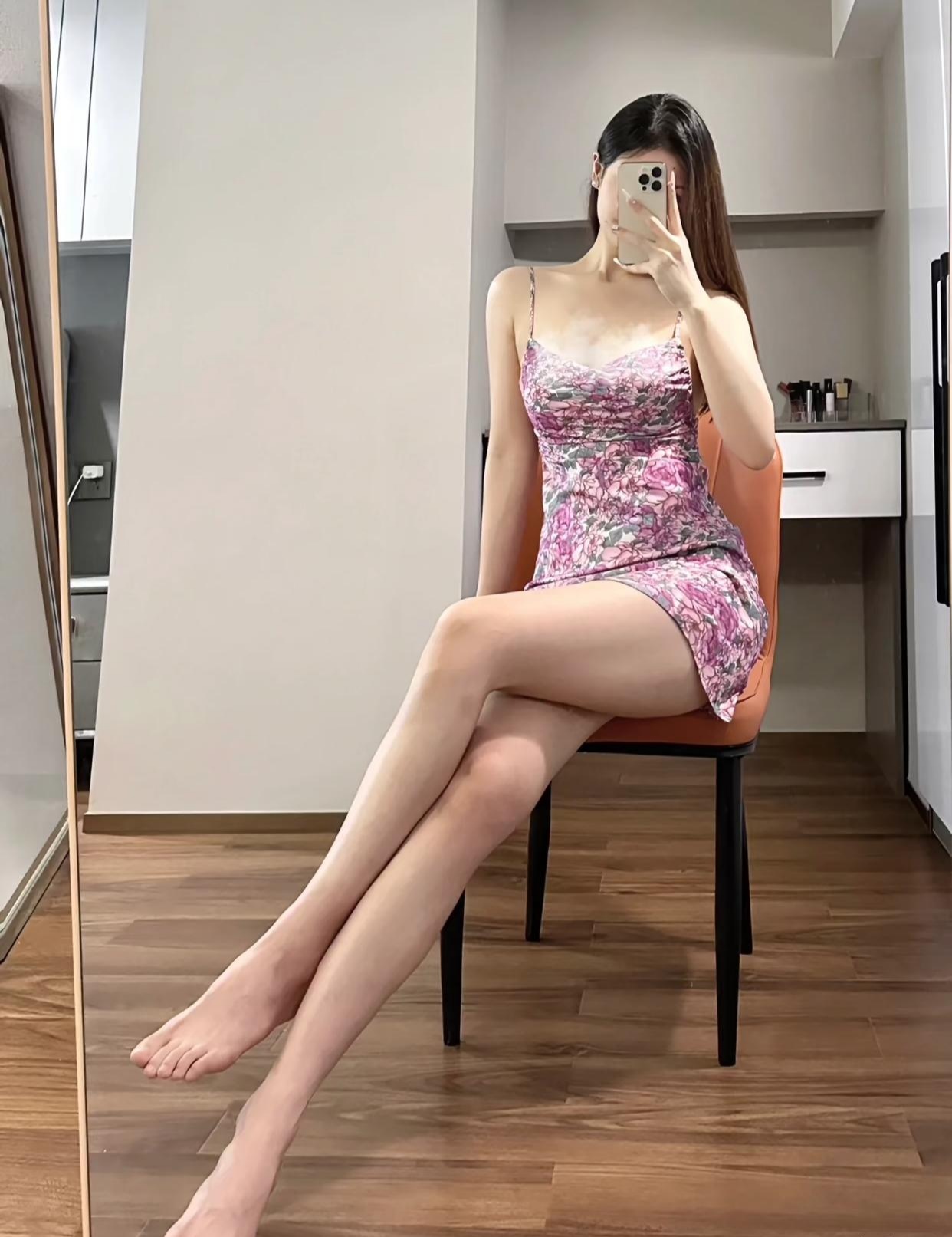 最完美的身材，才配穿最美丽的裙子，话说这件吊带连衣裙是真的显身材呀，仿佛又年轻漂