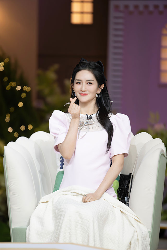 #谢娜家吃饭的时候不允许看手机#
知名主持人谢娜回家吃饭，看到父亲刷手机，一通批