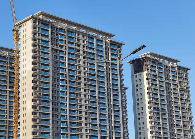 上海楼市最真实的一幕，房东500万的房子半年降了400万。昨天和买家在中介公司面