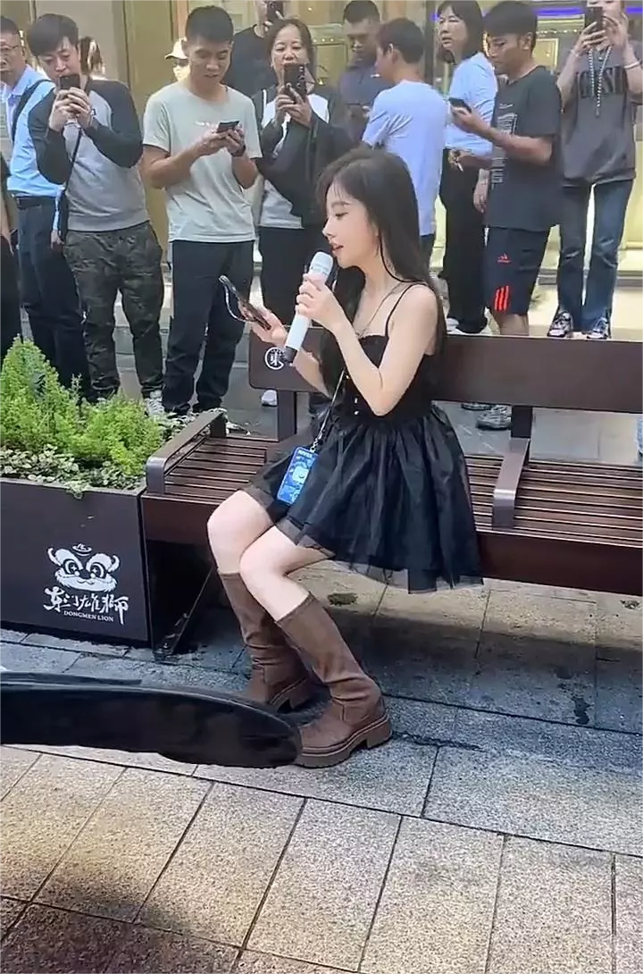 冯提莫到深圳搞户外直播，看起来好小。