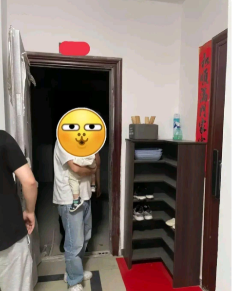 贫贱夫妻，买房成为了一大难题。

我们买不起一梯两户的房子，更不用说一梯一户了。