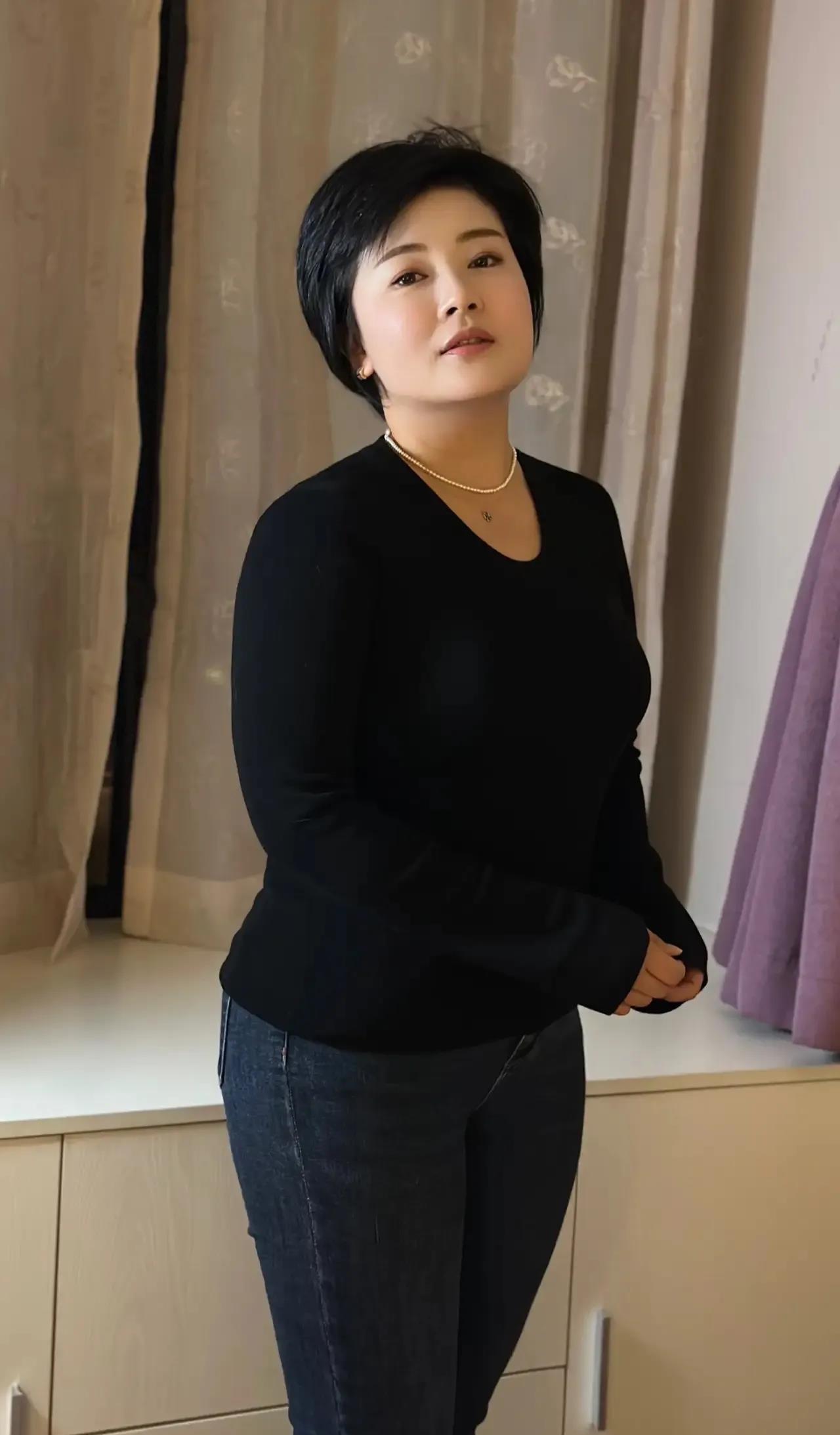 
老公出差期间，半夜我听到门把手缓缓转动，我屏住呼吸，静静地躲在一旁。转动声持续